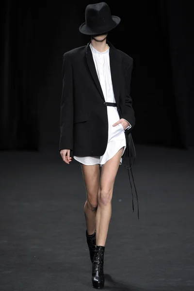 Look 16